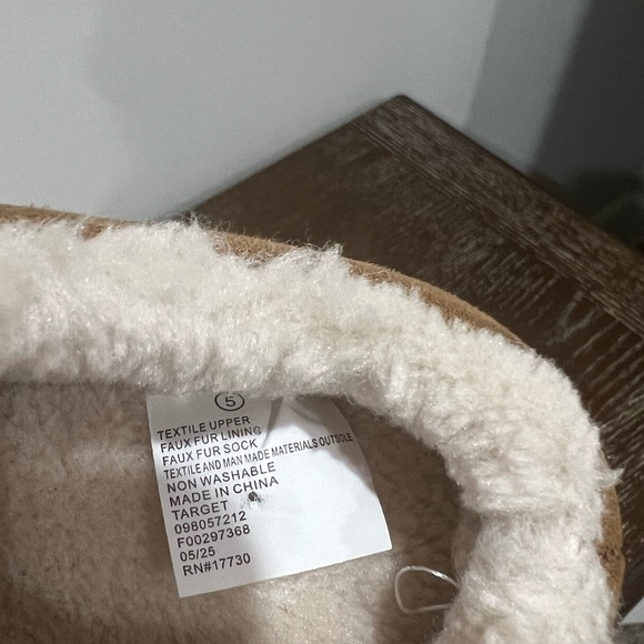 Ugg- like Cat & Jack Cozy Faux Fur Sherpa Tan Slip-On Slippers Toddler size 5 - Picture 8 of 8